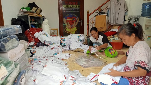 Kegiatan produksi konveksi dan sablon UMKM milik Hendro Rahmandani di Kawasan Bekasi, Jawa Barat. Foto: Dok. Pribadi