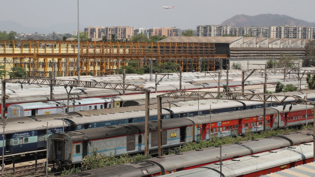 Kereta diparkir di Lokmanya Tilak Terminus di Mumbai, India. Foto: AP/Rafiq Maqbool