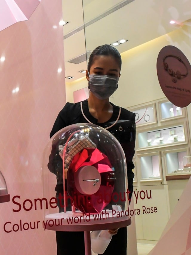 Penjaga toko membersihkan etalase di Plaza Indonesia, Jakarta, Selasa (24/3). Foto: ANTARA FOTO/Muhammad Adimaja