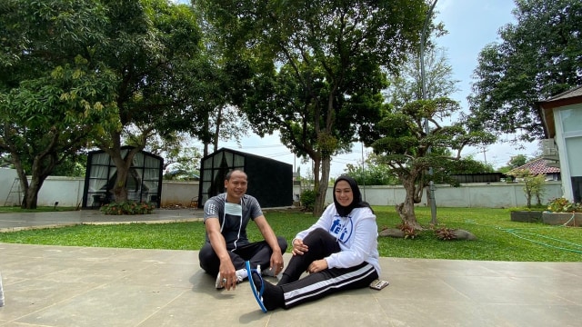 Aktivitas Bupati Karawang Cellica Nurrachadiana saat diisolasi di rumah dinasnya khawatir terpapar corona. Foto: Dok. Pemkab Karawang