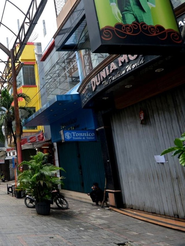 Sejumlah toko yang tidak beroperasi di kawasan perdagangan Pasar Baru, Jakarta, Selasa (24/3/2020). Foto: ANTARA FOTO/Aditya Pradana Putra