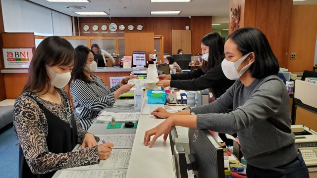 Nasabah sedang bertransaksi di Kantor BNI Tokyo pada Selasa (24/3). Foto: BNI