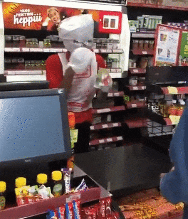 Laki-laki berseragam Alfamart menutup kepala dengan plastik Foto: dok. istimewa