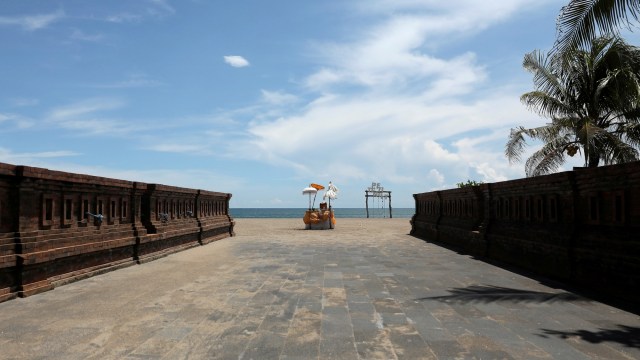 Suasana Pantai Petitenget di tengah penyebaran virus corona (COVID-19) di Bali, Indonesia, Senin (23/3). Foto: REUTERS/Nyimas Laula