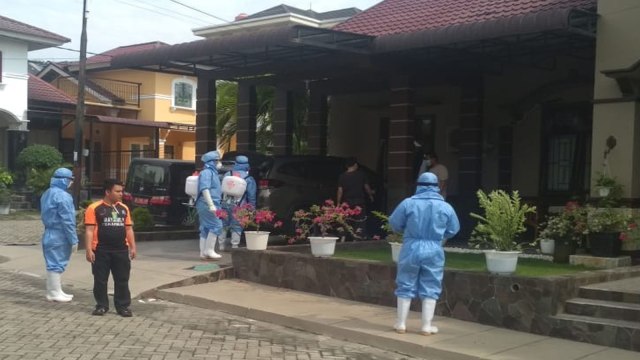 TIM Kesehatan saat lakukan penyemprotan disinfektan di rumah warga positif virus Corona, pekan lalu. 