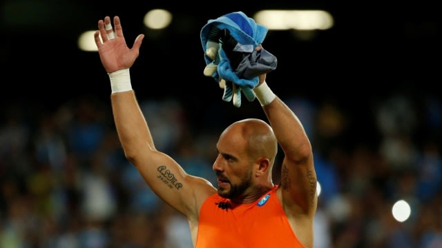 Pepe Reina dipinjamkan AC Milan ke Aston Villa. Foto: Reuters/Ciro De Luca