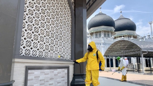 Ilustrasi petugas menyemprotkan disinfektan di Masjid Bujang Salim, Kabupaten Aceh Utara, Aceh, Senin (23/3), untuk cegah virus corona. Foto: Reza Juanda/acehkini