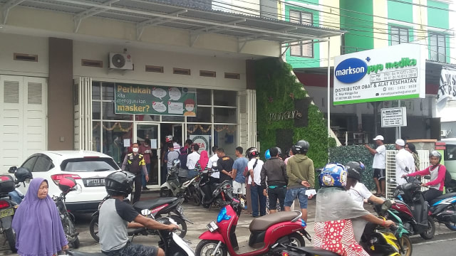 Masyarakat Ternate yang antre saat membeli masker di Markson Jaya Medika, Distributor Obat dan Alat Kesehatan di Kelurahan Mangga Dua, Ternate, Maluku Utara. Foto: Burhanudin Ayub.