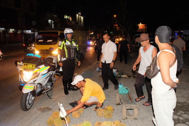 Polisi bubarkan warga yang kumpul di Kota Pekanbaru. Foto: Istimewa