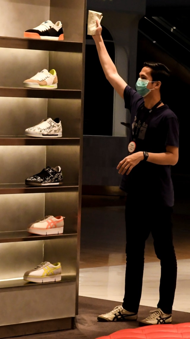 Penjaga toko membersihkan etalase di Plaza Indonesia, Jakarta, Selasa (24/3). Foto: ANTARA FOTO/Muhammad Adimaja