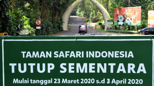 Sebuah mobil berada di gerbang masuk saat penutupan Taman Safari Indonesia (TSI) Cisarua, Kabupaten Bogor, Jawa Barat. Foto: ANTARA FOTO/Arif Firmansyah