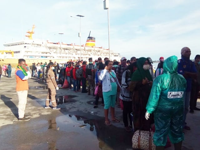 Penumpang yang baru tiba di Kaimana menggunakan KM. Tidar saat melakukan pemeriksaan suhu tubuh di Pelabuhan Laut Kaimana, Foto: Arfat Jempot