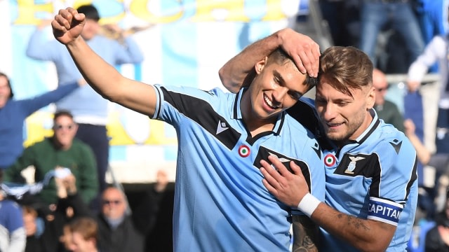 Selebrasi pemain Lazio usai mencetak gol ke gawang Bologna pada laga lanjutan Seri A di Stadio Olimpico, Roma, Italia. Foto: REUTERS / Alberto Lingria