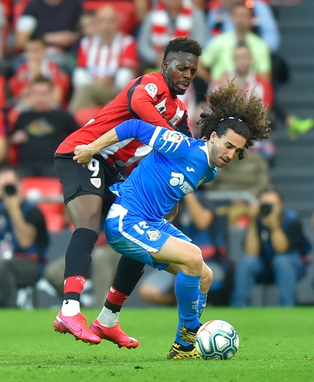 Marc Cucurella melidungi bola dari Inaki Williams. Foto: AFP/Ander Gillenea