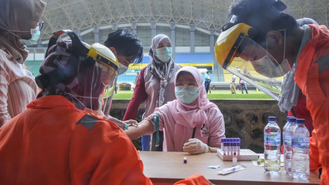 Petugas medis mengikuti rapid test corona di Stadion Patriot Candrabhaga, Bekasi. Foto: ANTARA/Fakhri Hermansyah