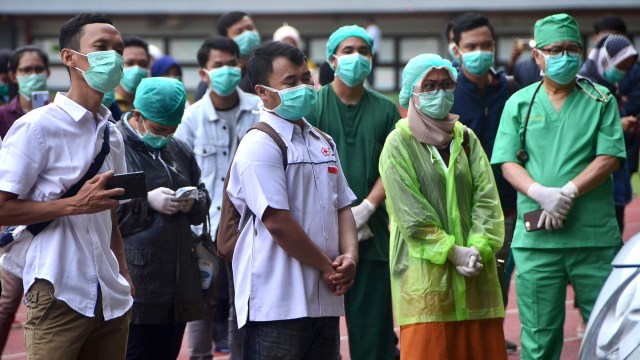 Staf medis Indonesia ikut serta dalam tes massal untuk virus corona COVID-19 di stadion Patriot di Bekasi. Foto: AFP/REZAS