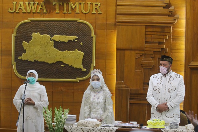 Gubernur Jawa Timur Khofifah Indar Parawansa (kiri) menyampaikan sambutan disela-sela acara resepsi pernikahan Yavuz Ozdemir (kanan) dan Irra Chorina Octora. Foto: ANTARA FOTO/Moch Asim