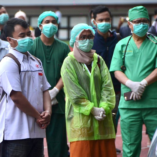 Staf medis Indonesia ikut serta dalam tes massal untuk virus corona COVID-19 di stadion Patriot di Bekasi.
 Foto: AFP/REZAS