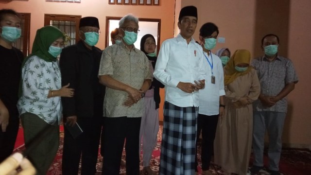 Presiden Joko Widodo dan keluarga berikan keterangan atas meninggalnya ibundanya, Hj. Sudjiatmi Notomiharjo. Foto: kumparan