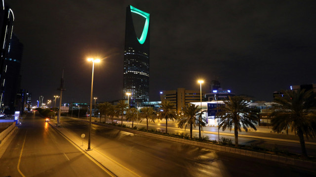 Suasana jalan sepi setelah jam malam diberlakukan untuk mencegah penyebaran penyakit coronavirus (COVID-19), di Riyadh, Arab Saudi (24/3). Foto: REUTERS/Ahmed Yosri