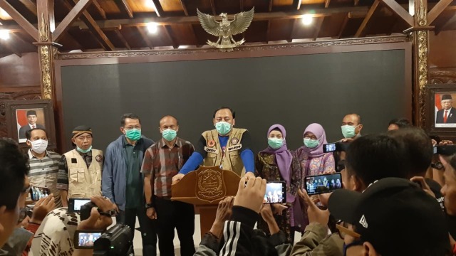 Wali Kota Tegal, Dedy Yon Supriyono saat memberikan keterangan pers di Pendapa Balai Kota Tegal, Rabu (25/3/2020) malam. (Foto: Syaifullah)