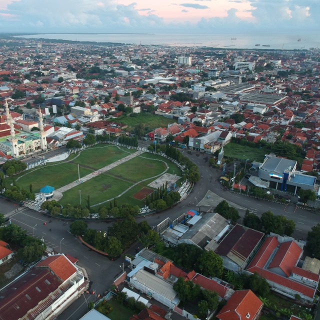 Potret alun-alun Kota Tegal saat diberlakukan lockdown lokal. (Foto: Hidayat/PanturaPost)
