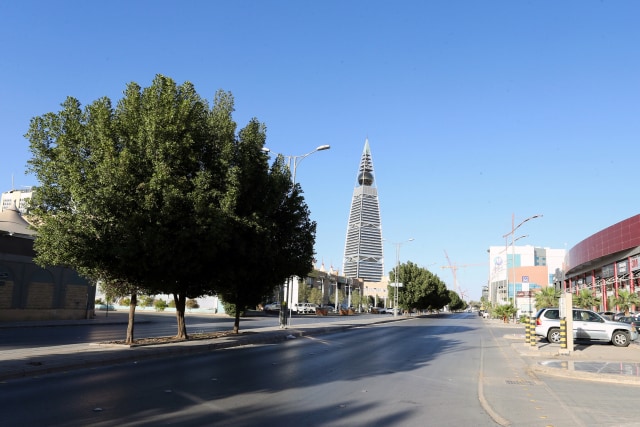 Suasana jalanan kosong di Riyadh, Arab Saudi saat virus corona merebak, Senin (23/3). Foto: Reuters/Ahmed Yosri