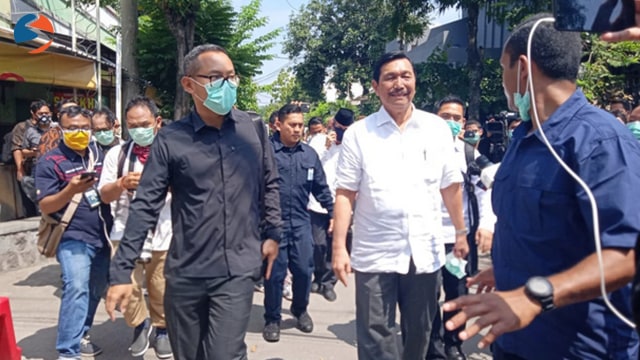 Luhut Binsar Pandjaitan, Menko Kemaritiman dan Investasi. saat tiba di rumah duka. 
