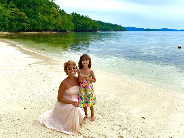 Nila Tanzil saat traveling bersama buah hati. Foto: Instagram/@nilatanzil