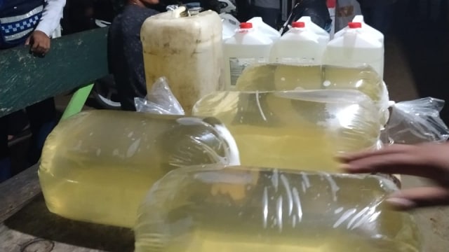 Minuman keras jenis cap tikus yang diamankan polisi. Kamis, (26/3). Foto : Dok Banthayo.id