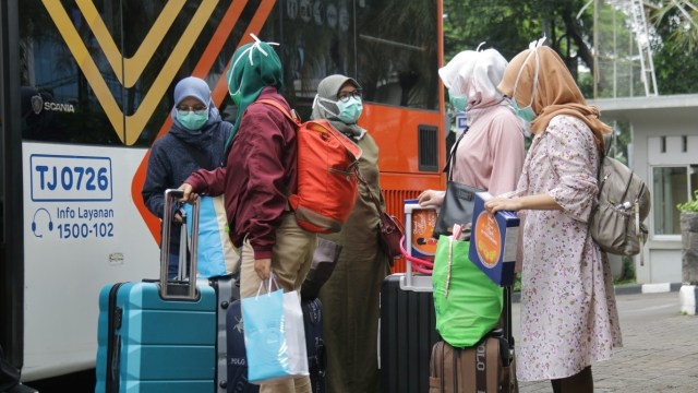 Tenaga medis corona tiba di Hotel Grand Cempaka. Foto: Facebook/Anies Baswedan