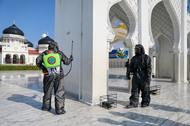 Ilustrasi Masjid Raya Baiturrahman disemprot cairan disinfektan untuk mencegah penyebaran virus corona atau COVID-19. Foto: Suparta/acehkini
