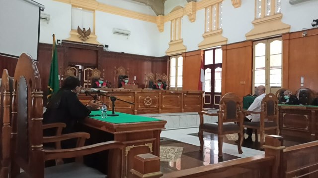 Wali Kota Medan Dzulmi Eldin saat mengikuti persidangan di PN Medan, Kamis (26/3). Foto: Dok. istimewa