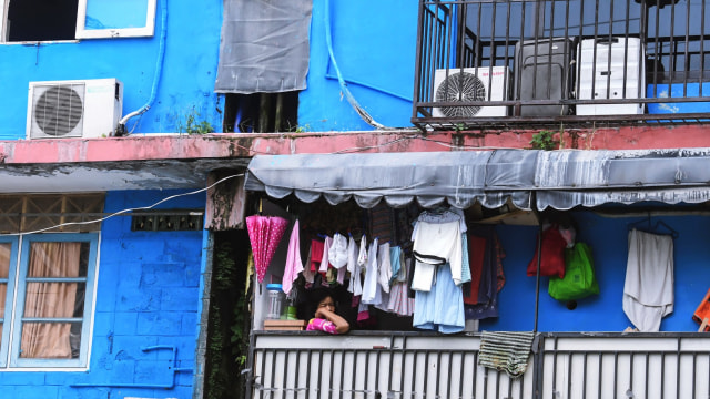 Warga berada di balkon di Rusunami Petamburan, Jakarta, Rabu (25/3/2020). Foto: Antara/Muhammad Adimaja