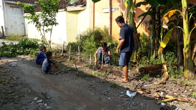Warga Kunduran Blora mulai menanam stek pohon kelor di semua pekarangan warga sebagai antisipasi kebutuhan gizi di saat sulit ke depan. Foto : Widi Erha