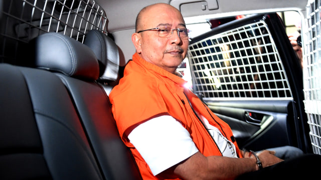 Wali Kota Medan non aktif, Dzulmi Eldin, berada di kendaraan usai menjalani pemeriksaan di Gedung KPK. Foto: Istimewa