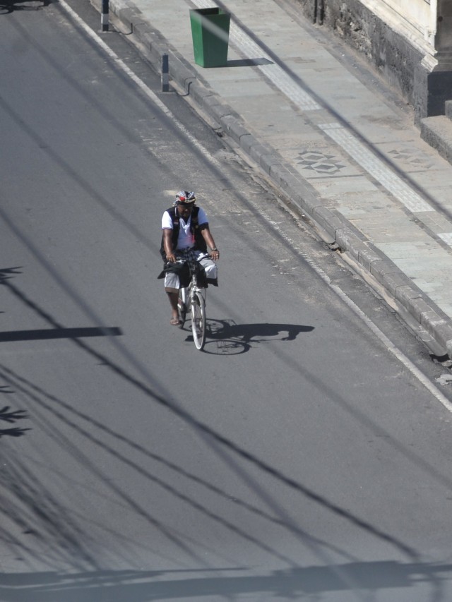 Pecalang atau petugas pengamanan adat Bali melintas saat Hari Raya Nyepi tahun Saka 1942 di kawasan Kuta, Badung, Bali. Foto: ANTARA FOTO/Fikri Yusuf
