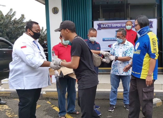 Serikat buruh membagi-bagikan 20 ribu hand sanitizer. Foto: Dok. MPBI