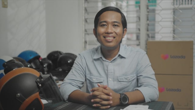 Imam Asyari (Ali), pedagang online aksesori motor.