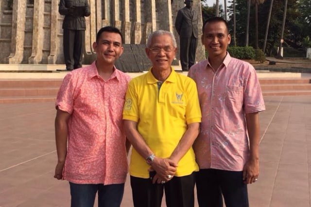 Bustaman (tengah). Foto: saribundo.biz.