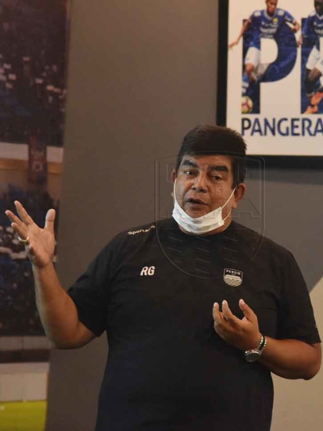 Dokter Tim Persib, Raffi Ghani, memaparkan penjelasan terkait virus corona. Foto: Dok. Media Persib