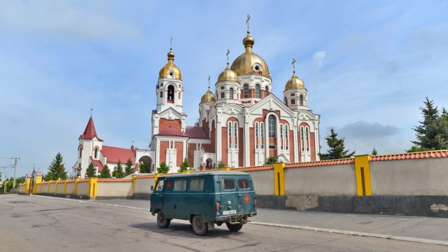 Gereja di tengah Kota Rybnitsa, Transnistria Foto: Shutter Stock