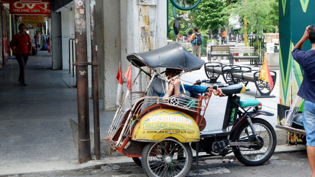 Seorang tukang becak beristirahat di Jalan Malioboro, Kota Yogyakarta. Foto: Arfiansyah Panji Purnandaru/kumparan
