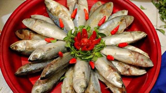 Tumpeng dari ikan sebagai simbolis pemberian bantuan 3 ton dari Menteri KKP, Susi Pudjiastuti ke Pondok Pesantren Darussalam, Banyuwangi, (Foto: Jafri Anto/kumparan)