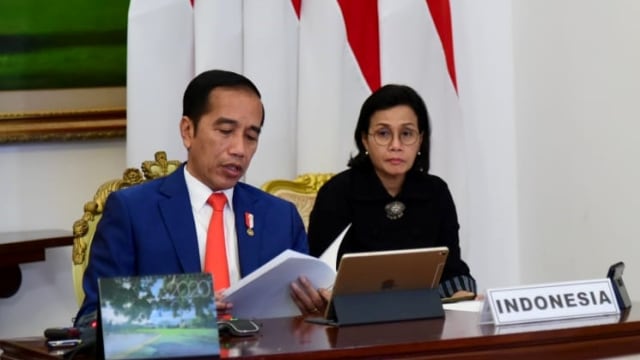 Presiden Joko Widodo didampingi Menkeu Sri Mulyani (kanan) mengikuti KTT LB G20 dari Istana Bogor, Kamis (26/3). Foto: Biro Pers Sekretariat Presiden/Muchlis Jr