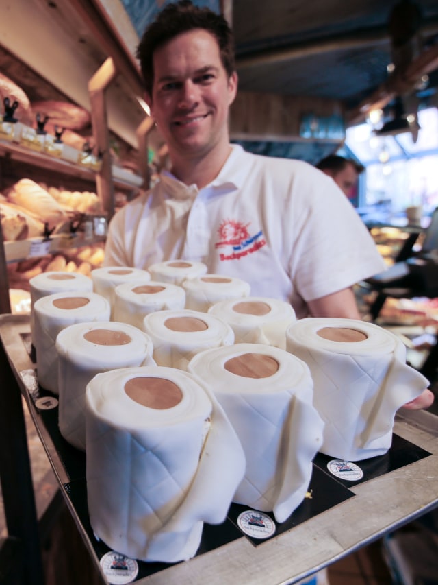 Kue berbentuk gulungan tisu toliet di toko roti Kortuem, Dortmund, Jerman. Foto: REUTERS / Leon Kuegeler