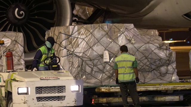 40 ton bantuan alat kesehatan dari Investor China tiba di Bandara Soekarno-Hatta, Jumat (27/3).  Foto: Dok: Kemenko Maritim dan Investasi.