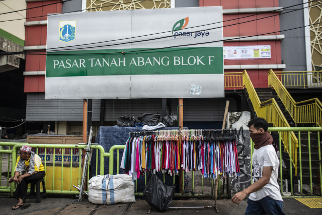 Warga beraktivitas di depan pintu masuk Pasar Tanah Abang yang tutup di Jakarta Foto: ANTARA FOTO/Aprillio Akbar