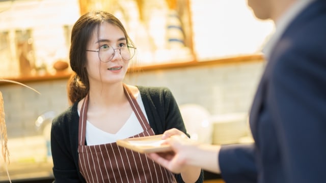 Ilustrasi memberikan uang tip di kafe Foto: Shutter Stock