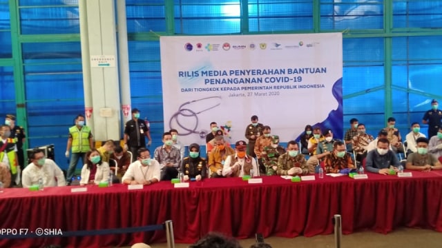 Penyerahan bantuan 40 ton alkes dari China di Bandara Soekarno-Hatta. Foto: Istimewa